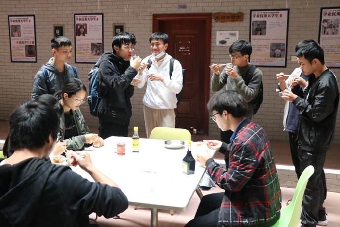 同学们围坐在一起洋溢幸福的笑容