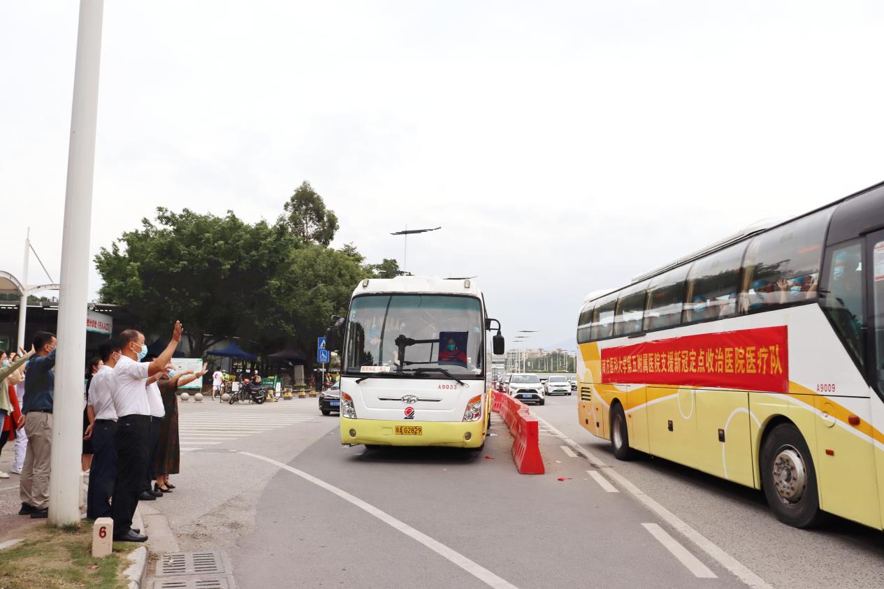 4:为医疗队送行(来源:南方医科大学第五附属医院)