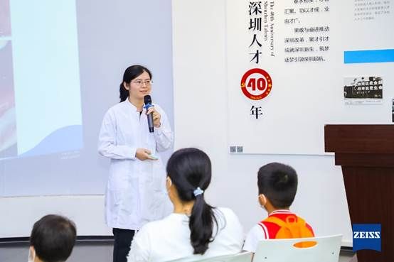 人们在看台上的人在交谈中度可信度描述已自动生成