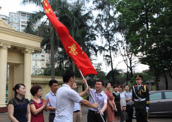 昌书记为省赛团队授旗.jpg