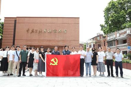 参观中共三大会址纪念馆 参观中共三大会址纪念馆