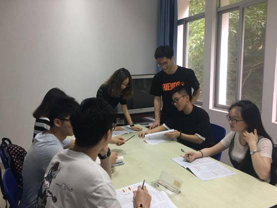 说明: 团队讨论 说明: 团队讨论