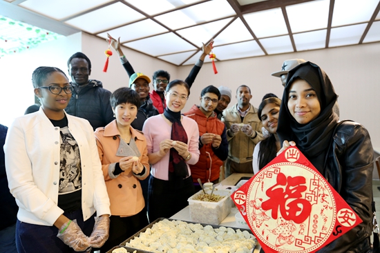 留学生们和老师们一起“快乐迎新春，送福送温暖”.JPG