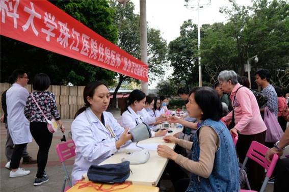 说明: 图1:义诊活动现场.jpg