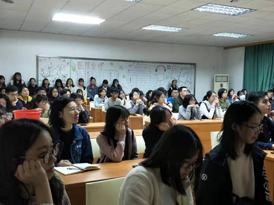 说明: 认真聆听的同学们