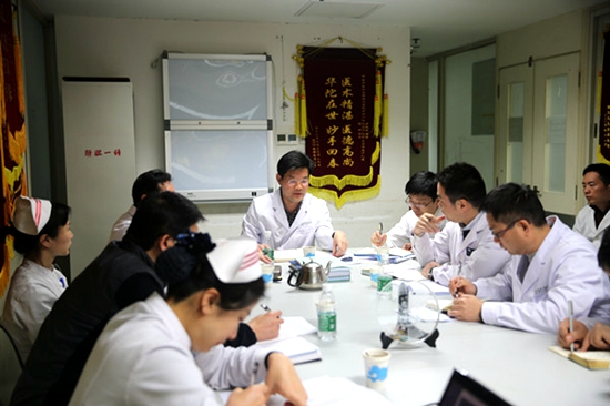 王前院长带领督导组在肝胆一科调研.jpg