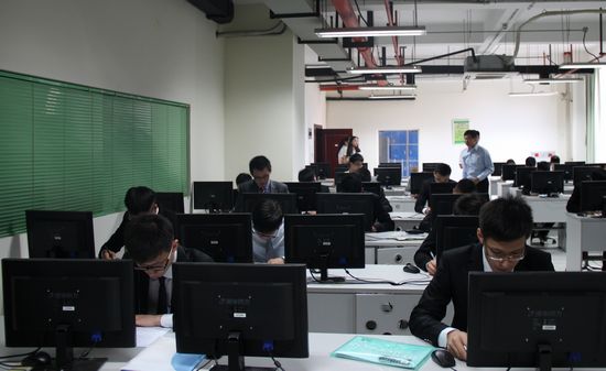 学生进行笔试现场2.JPG